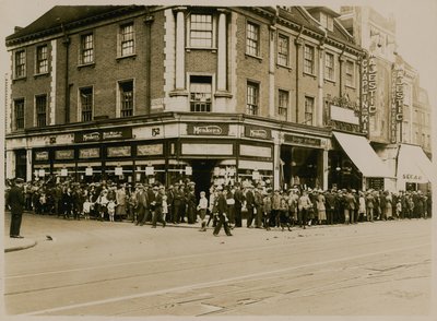Kø til Charlie Chaplin i The Kid at The Majestic, High Street, Clapham, omkring 1921 af English Photographer
