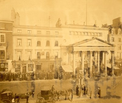 I kø på Haymarket i 1895 til den første nat i Trilby med Tree i hovedrollen af English Photographer