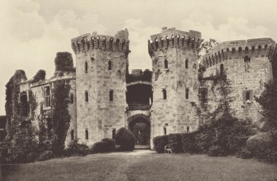 Raglan Castle, Main Gate-Way (s/h-foto) af English Photographer