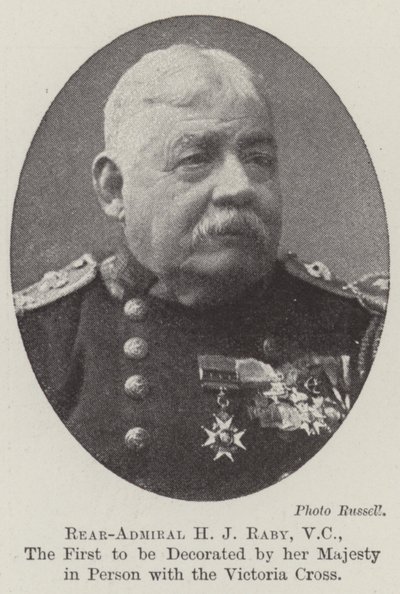 Kontreadmiral H J Raby, VC, den første, der blev dekoreret af hendes Majestæt personligt med Victoria Cross af English Photographer