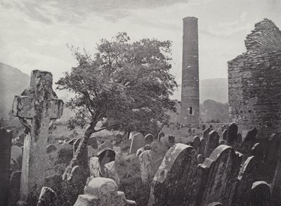 Rundetårn, St. Kevins Cross og køkken, Glendalough af English Photographer