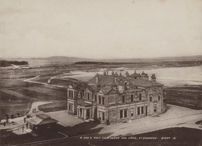 Royal and Ancient Golf Club House and Links, St. Andrews af English Photographer