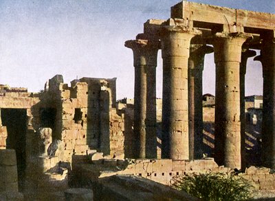 Ruiner af portiko ved Luxor-templet, Egypten. af English Photographer
