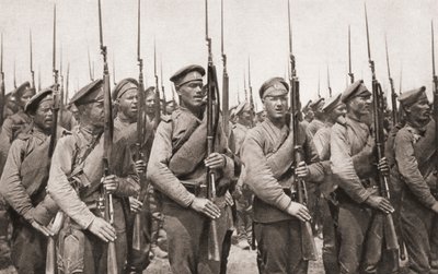 Russisk infanteri på parade og præsenterer våben under Første Verdenskrig, fra The Illustrated War News, 1915 af English Photographer