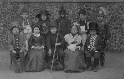 Skolebørn, Norfolk, i fancy kjole i begyndelsen af det 20. århundrede (s/h foto) af English Photographer
