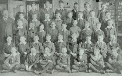 Skolegruppe, ukendt skole, 1895 af English Photographer