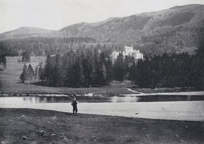 Skotland: Invercauld, fra floden (s/h foto) af English Photographer