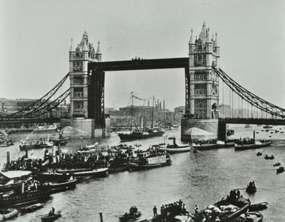 Skibe passerer under Tower Bridge, 1894 af English Photographer