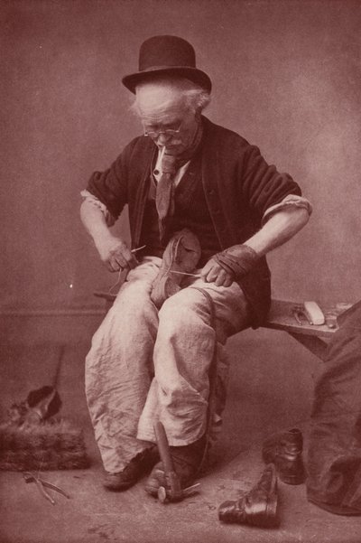 Skomager på arbejde (s/h-foto) af English Photographer