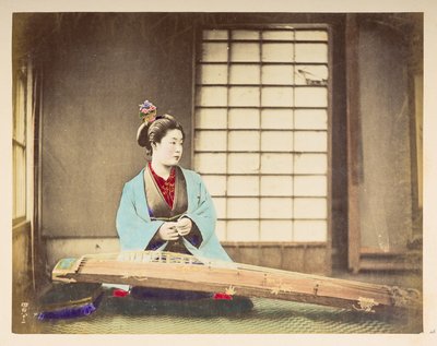 Syngende piger [Japan], Studieportræt af en japansk kvinde, siddende med et strengeinstrument (en slags citer) hvilende på gulvet foran hende,  Fotograf: Ukendt  Lucas Collection: Fotografisk optagelse af Charles James og Mo