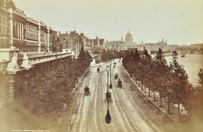 Somerset House, Victoria Embankment, Westminster LB: ser mod nord fra Waterloo Bridge, 1895 af English Photographer