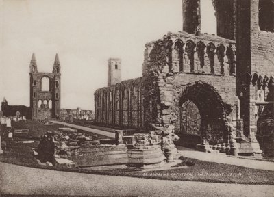 St Andrews Cathedral, West Front af English Photographer