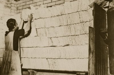 Stabling af usyret brød til påsken i et hebraisk bageri (sepia-billede) af English Photographer