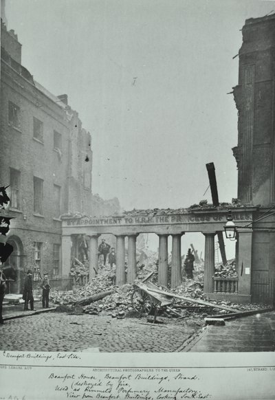 Strand, Westminster LB: Beaufort Buildings, brandskade, 1890 af English Photographer