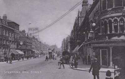 Stratford, High Street, med Borough Theatre (s/h-billede) af English Photographer