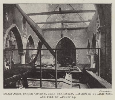 Swanscombe Parish Church, nær Gravesend, ødelagt af lyn og ild den 14. august af English Photographer
