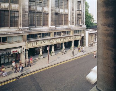 The Antique Hypermarket, Kensington High Street af English Photographer