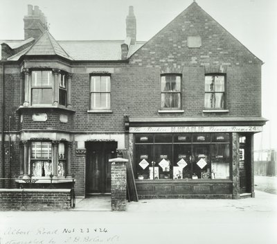 The Beehive Dining Rooms 97.0 ALB, 1899 af English Photographer