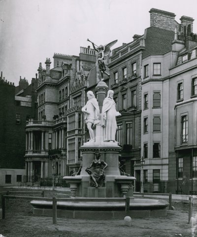 The Brown Fountain, Park Lane, London af English Photographer