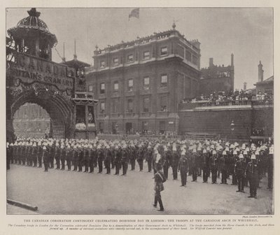 Det canadiske kroningskontingent fejrer Dominion Day i London, tropperne ved den canadiske bue i Whitehall af English Photographer