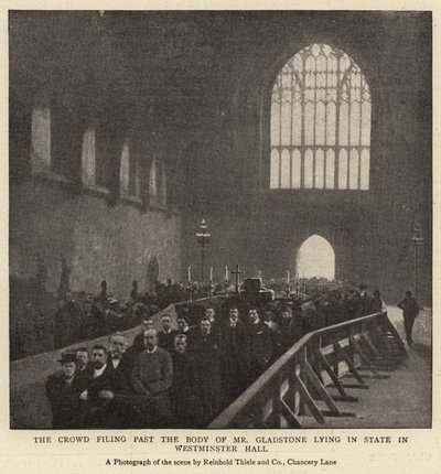 Crowd-arkiveringen forbi liget af Mr Gladstone, der ligger i staten i Westminster Hall af English Photographer