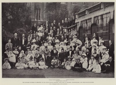 Enkehertuginden af Abercorn på sin 82. fødselsdag med sine 101 børn, børnebørn og oldebørn af English Photographer