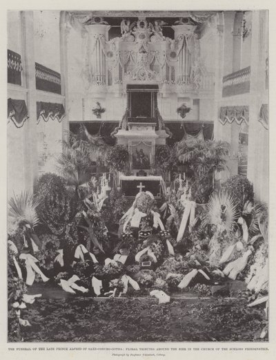 Begravelsen af afdøde prins Alfred af Saxe-Coburg-Gotha, blomsterhyldester omkring Bier i kirken Schloss Friedenstein af English Photographer