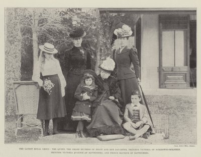 Den seneste kongelige gruppe, dronningen, storhertuginden af Hessen og hendes datter, prinsesse Victoria af Slesvig-Holsten, prinsesse Victoria, Eugenie af Battenberg og prins Maurice af Battenberg (bw. af English Photographer