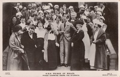 Prinsen af Wales (senere kong Edward VIII), med en gruppe kvindelige studerende (s/h foto) af English Photographer