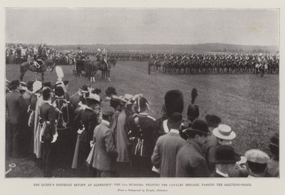 Queens Birthday Review ved Aldershot, de 15. husarer, der leder kavaleribrigaden, passerer saluteringspunktet af English Photographer