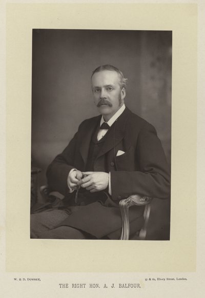 Den højre Hon. A. J. Balfour af English Photographer