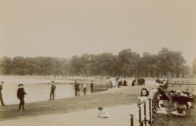 The Serpentine, Hyde Park, London af English Photographer