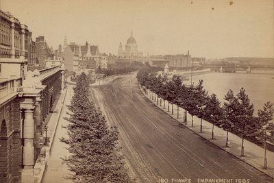 The Thames Embankment, London af English Photographer