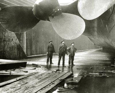 Titanics propeller i Thompson Graving Dock i Harland & Wolff, Belfast, Irland, 1910-11 af English Photographer