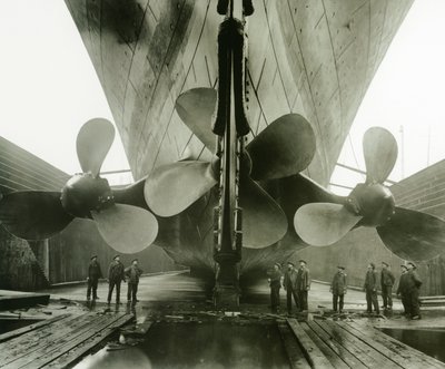 Titanics-propellerne i Thompson Graving Dock i Harland und Wolff, Belfast, Irland, 1910-11 af English Photographer