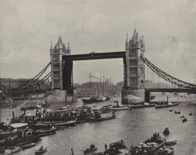 Tower Bridge, set mod øst (s/h-foto) af English Photographer