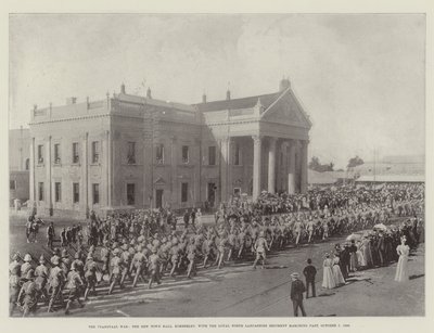 Transvaal-krigen, det nye rådhus, Kimberley, med det loyale North Lancashire Regiment, der marcherer forbi, 7. oktober 1899 af English Photographer