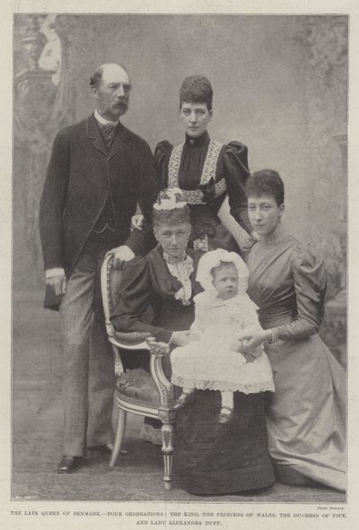 Den afdøde dronning af Danmark, fire generationer, kongen, prinsessen af Wales, hertuginden af Fife og Lady Alexandra Duff af English Photographer