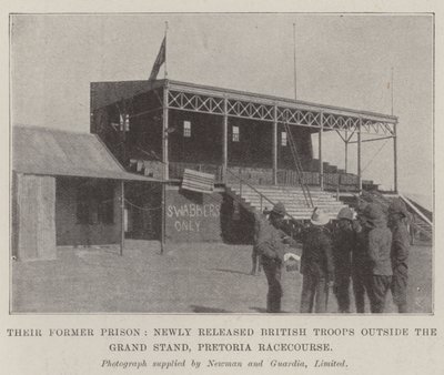 Deres tidligere fængsel, nyligt frigivne britiske tropper uden for Grand Stand, Pretoria Racecourse af English Photographer