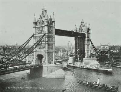 Tower Bridge på dagen for åbningen, 1894 af English Photographer