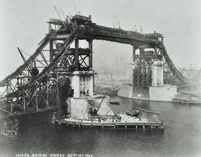 Tower Bridge under opførelse, 1892 af English Photographer