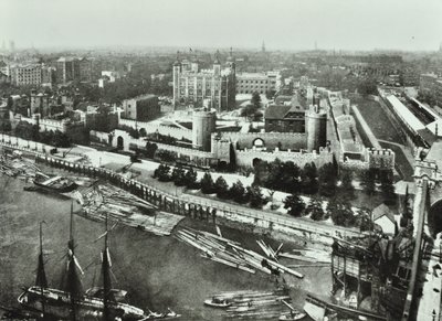 Tower of London, Tower Hill: fra Tower Bridge, 1890 af English Photographer