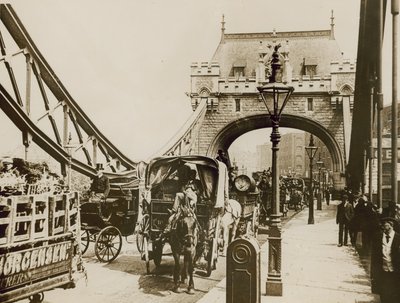 Trafik passerer over Tower Bridge af English Photographer