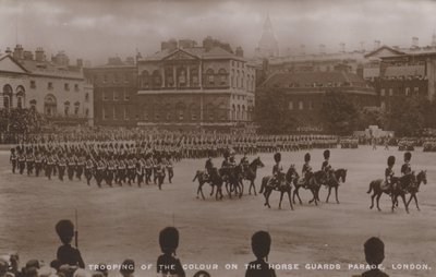 Aflevering af faner på Horse Guards Parade, London (s/h-foto) af English Photographer