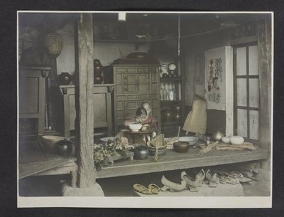 To børn spiser, inde i et hus, Fotoalbum af Korea af English Photographer
