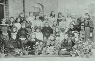 Ukendt klasse af piger, 1896 af English Photographer