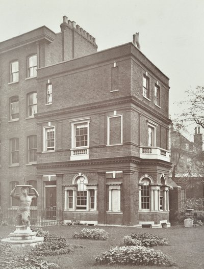 Udsigt over Clements Inn Garden House, 1885 af English Photographer