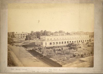 Udsigt over Old Dhaka College og Old Court Building, ca. 1875 (s/h-foto) af English Photographer