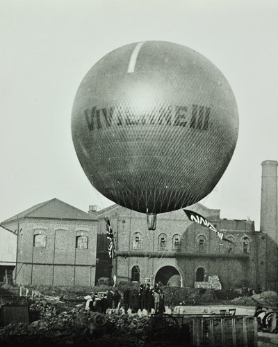 Vivienne III ballon foran Wandsworth Gas Company, 1898 af English Photographer