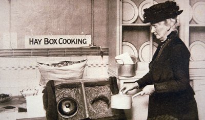 WWI British Home Front: Økonomisk madlavning med en høkasse (s/h foto) af English Photographer